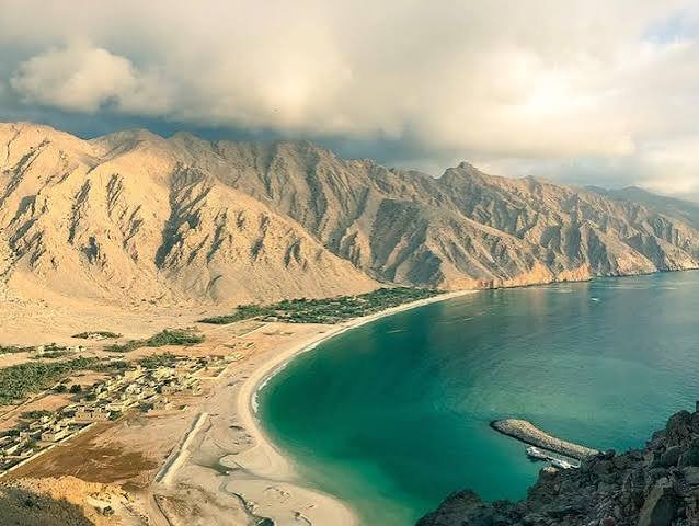 Oman Highlights: Muscat, Nizwa Fort, Wahiba Sands Desert & Wadi Shab